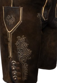 Pantaloni corti in pelle marrone con ricami decorativi in filo chiaro, tasche laterali e dettagli con bottoni lungo l'apertura frontale.