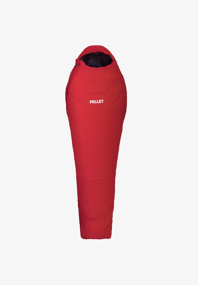 Sac de couchage rouge avec une forme conique, fabriqué en matériau synthétique, doté d'une doublure intérieure, d'un motif à chevrons et d'un logo.