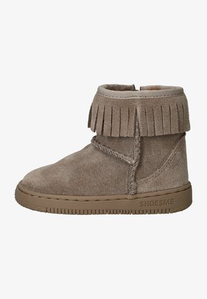 Bottine en suède marron avec des accents frangés, des détails cousus et une semelle en caoutchouc. Dispose d'une doublure douce et d'un design à bout rond.