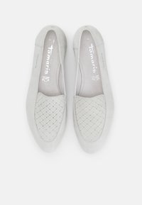 Scarpe slip-on grigio chiaro con una texture intrecciata sulla parte anteriore, retro in pelle liscia e branding discreto sulla soletta.