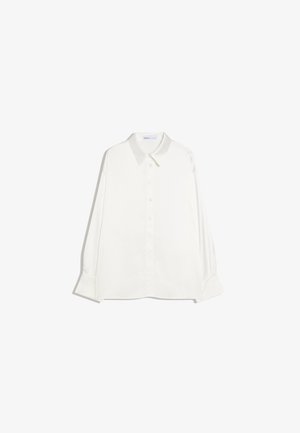 Biała koszula na długi rękaw z zapięciem na guziki, zaostrzonym kołnierzykiem i szerokimi mankietami, ułożona płasko na białym tle.