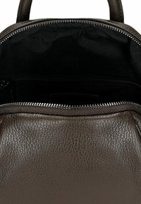 Zaino in pelle marrone con finitura texturizzata, dotato di chiusura superiore con cerniera e fodera interna in tessuto nero.