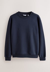 Navy plava dukserica izrađena od mekanog materijala, s okruglim izrezom, rebrastim manžetama i opuštenim krojem. Jednostavan dizajn bez vidljivih uzoraka.