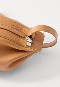 Bonastre BON BON UNISEX - Soma ar siksnu pāri ķermenim - shiny camel