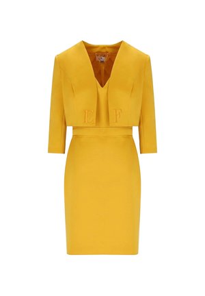 Abito giallo su misura in due pezzi con maniche tre quarti, scollo a V profondo e lettere in rilievo "E" e "F" sulla giacca corta.