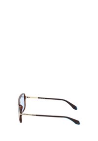 Occhiali da sole marroni con lenti bluastre, ponte in metallo e aste sottili marroni. Montatura testurizzata con accenti dorati vicino alle cerniere.