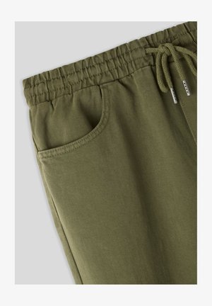 Pantaloni jogger verde oliva realizzati in tessuto morbido, dotati di una vita elastica con cordoncino, tasche laterali e superficie testurizzata.
