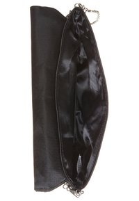Musta satiininen clutch-laukku, jonka pinta on sileä ja avattuna se paljastaa kiiltävän sisäosan. Ketjuhihna on kiinnitetty yläreunaan.