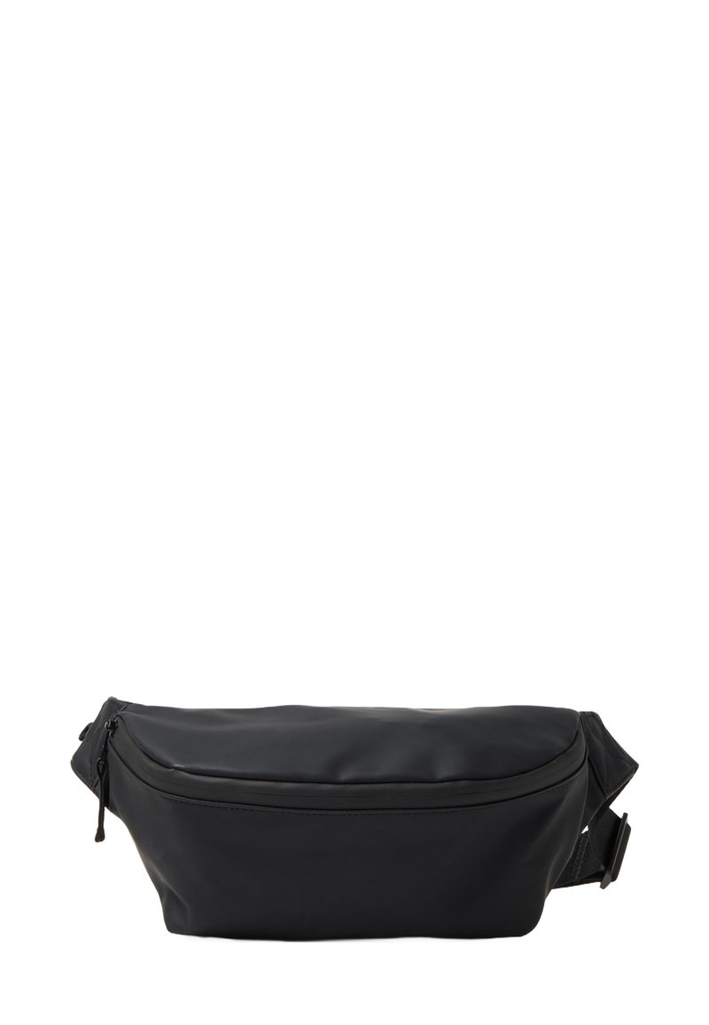 Fanny pack nera realizzata in materiale sintetico liscio; presenta una parte superiore con zip, una forma piatta e una cintura regolabile per un indosso sicuro.