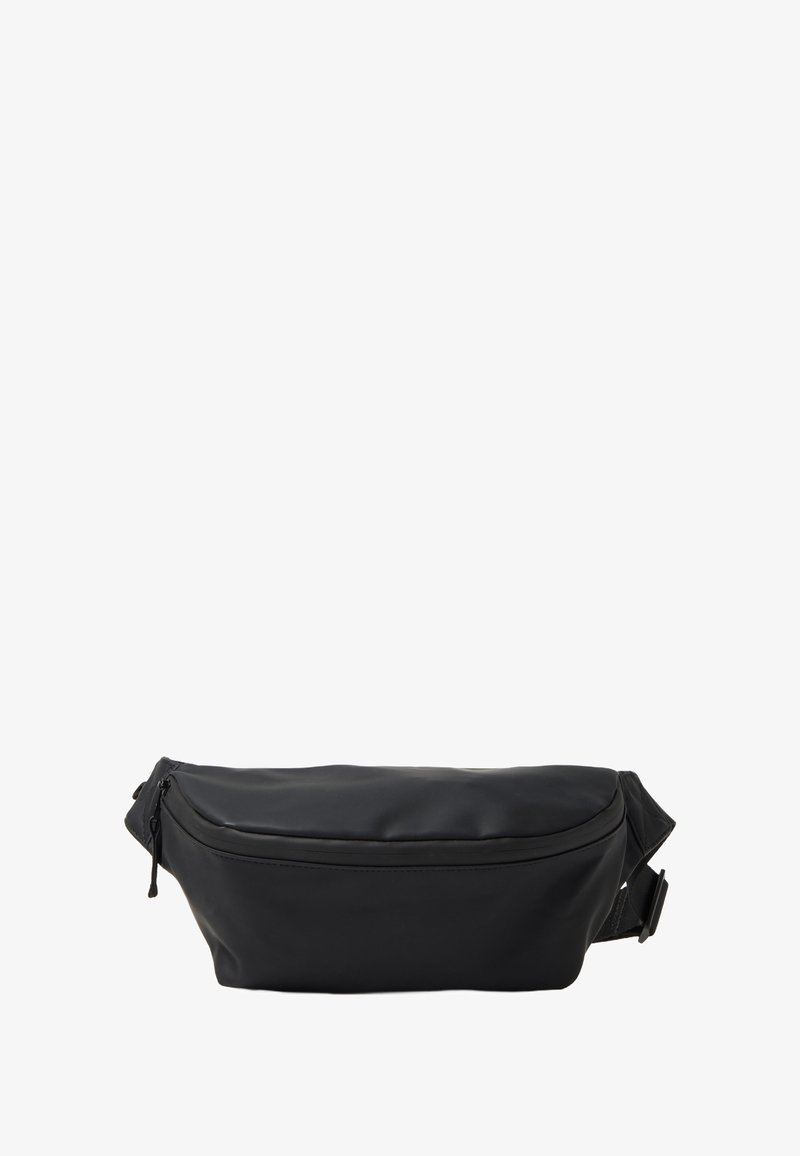 Fanny pack nera realizzata in materiale sintetico liscio; presenta una parte superiore con zip, una forma piatta e una cintura regolabile per un indosso sicuro.