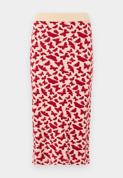 Knie-lange kokerrok met een crèmekleurige achtergrond en een rood vlinderpatroon. Zachte stof met een getailleerde vorm en een elastische tailleband.