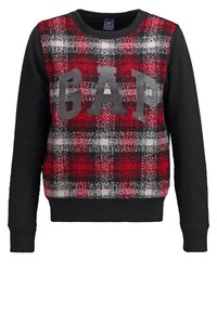 Czerwono-czarna koszulka z nadrukiem w kratę, z napisem "GAP" w boldowych szarych literach. Czarny długi rękaw i pas, miękka faktura oraz okrągły dekolt.