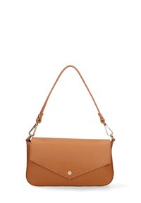 Borsa a busta in pelle color sabbia con una sola tracolla regolabile e hardware dorato, dotata di chiusura a scatto frontale e superficie testurizzata.