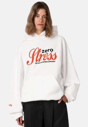 Weiße übergroße Kapuzenjacke mit auffälligem schwarzen und orangefarbenem Text "zero Stress", ausgestattet mit einer Kängurutasche und gerippten Bündchen.