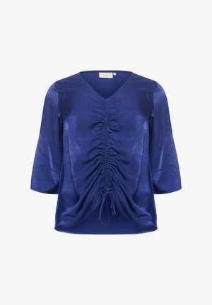 Mėlyna V formos palaidinė, pagaminta iš blizgaus audinio, su susiraukšlėjimais per priekį ir trijų ketvirčių ilgio rankovėmis.