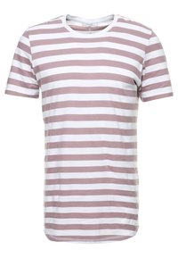 Camiseta de manga corta con franjas horizontales alternas gruesas en color marrón y blanco, con un escote redondo y una textura de algodón suave.