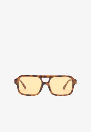 Okulary przeciwsłoneczne w kolorze żółto-brązowym z żółtymi soczewkami, prostokątny kształt i charakterystyczne wycięcie w mostku. Teksturowane ramiona dopełniają design.