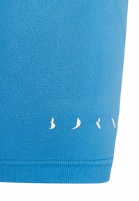 Modrá športová košeľa s textúrovanou látkou. Obsahuje biele logo pozdĺž lemu, ktoré predstavuje moderný, štýlový dizajn.