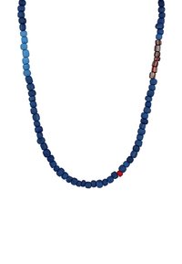 Blaue Perlenkette mit verschiedenen Blautönen, einer einzelnen roten Perle und metallischen Akzenten, gefertigt aus glatten, runden Materialien.