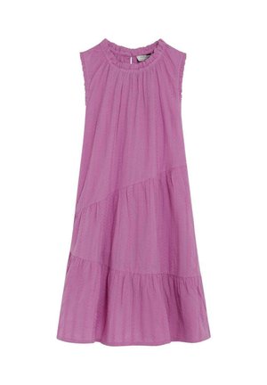 Vestido lila sin mangas hasta la rodilla con escote redondo fruncido y costuras diagonales en niveles que crean una silueta fluida.