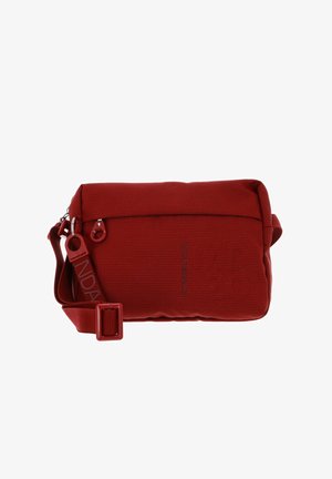 Borsa a tracolla in tessuto rosso con chiusura a zip, caratterizzata da una superficie testurizzata e una tracolla regolabile con un dettaglio dello stesso colore.