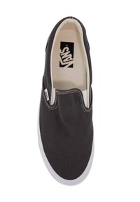 Scarpa slip-on in tela grigia con suola in gomma bianca. Presenta una punta arrotondata, lati elasticizzati e il logo Vans sulla soletta.