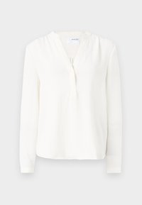 Langärmliges weißes Shirt aus weichem Stoff, mit einem V-Ausschnitt, einer Knopfleiste und subtilen Rüschendetails am Halsausschnitt. Glatte Textur.