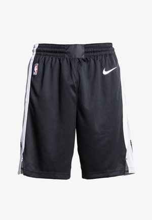 Zwarte basketbalschoenen gemaakt van lichtgewicht mesh stof. Heeft een witte Nike Swoosh en NBA-logo aan de zijkant, met grijze zijpanelen.