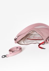Borsa a tracolla in pelle rosa con chiusura a zip, foderata internamente con un motivo e dotata di una tracolla staccabile. Presenta un accento rosso e dettagli in metallo argentato.