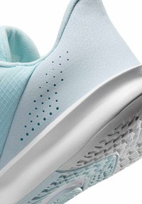 Lyseblå sportsko med en struktureret overflade, perforerede detaljer og en hvid gummisål med mønster for godt greb.