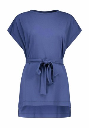 Tunica blu a maniche corte con scollo tondo e cintura in tessuto annodata in vita, con orlo asimmetrico.