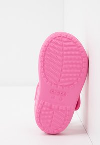 Crocs CLASSIC CROSS STRAP - Sandály do bazénu - pink lemonade
