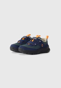 Marineblå og mørk grøn barne joggesko med oransje pull-tabs, svarte såler og to borrelåser, Timberland-logo på siden.