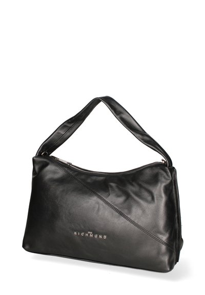Borsa a spalla in pelle nera con una superficie liscia, chiusura con zip e un design con cucitura diagonale. Presenta un logo "RICHMOND" in rilievo.