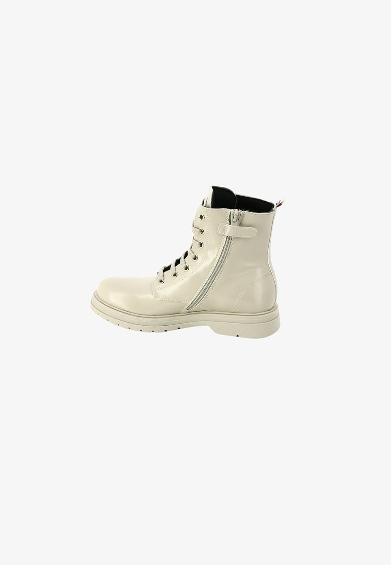 Bottine en cuir verni beige avec lacets sur le devant, fermeture éclair latérale et semelle texturée. Bout rond et talon plat.