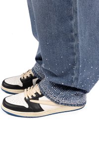 FAVELA RHINESTONE - Traperice opuštenog kroja - denim blue