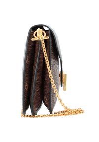 Teksturowana brązowa torba z ekoskóry w motyw węża z złotą łańcuszkową rączką, prostokątny kształt i okrągły złoty zamek. Widać wiele przegród.