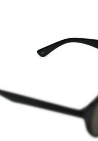 Musta aurinkolasit matta pinnalla, joissa on kaarevat sivupäät ja teksturoidut kahvat. Linssi on sävytetty ja siinä on hienovarainen logo- yksityiskohta temppeleissä.