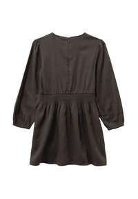 Donkerbruine jurk met lange mouwen, een taille die wordt aangesnoerd en een uitlopende rok. Beschikt over een ritssluiting aan de achterkant en zachte, gestructureerde stof.