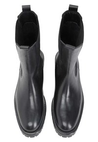 Botas de tobillo de cuero negro con acabado suave, paneles laterales elásticos y tiradores. Suela de goma resistente y punta redondeada.