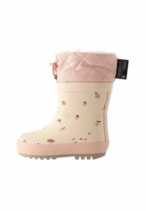 Botte de pluie en caoutchouc avec un dessus matelassé rose clair, orné de petits motifs de fruits. Elle possède une semelle rose et une doublure en peluche.