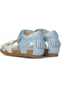 Blauwe geperforeerde leren sandalen met klittenbandsluiting, kurken zool en decoratieve franjes op de hak. Metalen details in het ontwerp.