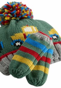 Grön stickad mössa med färgglad pom-pom, med gula och blå mönster; matchande vantar med horisontella ränder i röd, blå och gul.