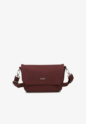 Rote Leder-Schultertasche mit umklappbarem Klappverschluss, silberfarbener Hardware, einem verstellbaren Gurt und dezenten strukturierten Oberflächendetails.