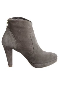 Bottines en cuir suédé gris avec un talon haut, comportant une fermeture éclair sur le côté et un bout rond. Texture lisse et éléments de design minimalistes.