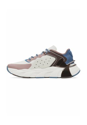 Moderne Sport-Sneaker mit weißen, hellbraunen, blauen und dunkelbraunen Akzenten, atmungsaktivem Mesh-Obermaterial, gepolsterter Sohle und Schnürdesign.