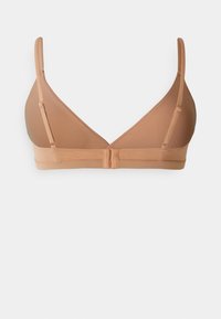 Soutien-gorge nude avec une finition lisse et mate, présentant des bonnets triangulaires, des bretelles réglables et une fermeture à crochets au dos.