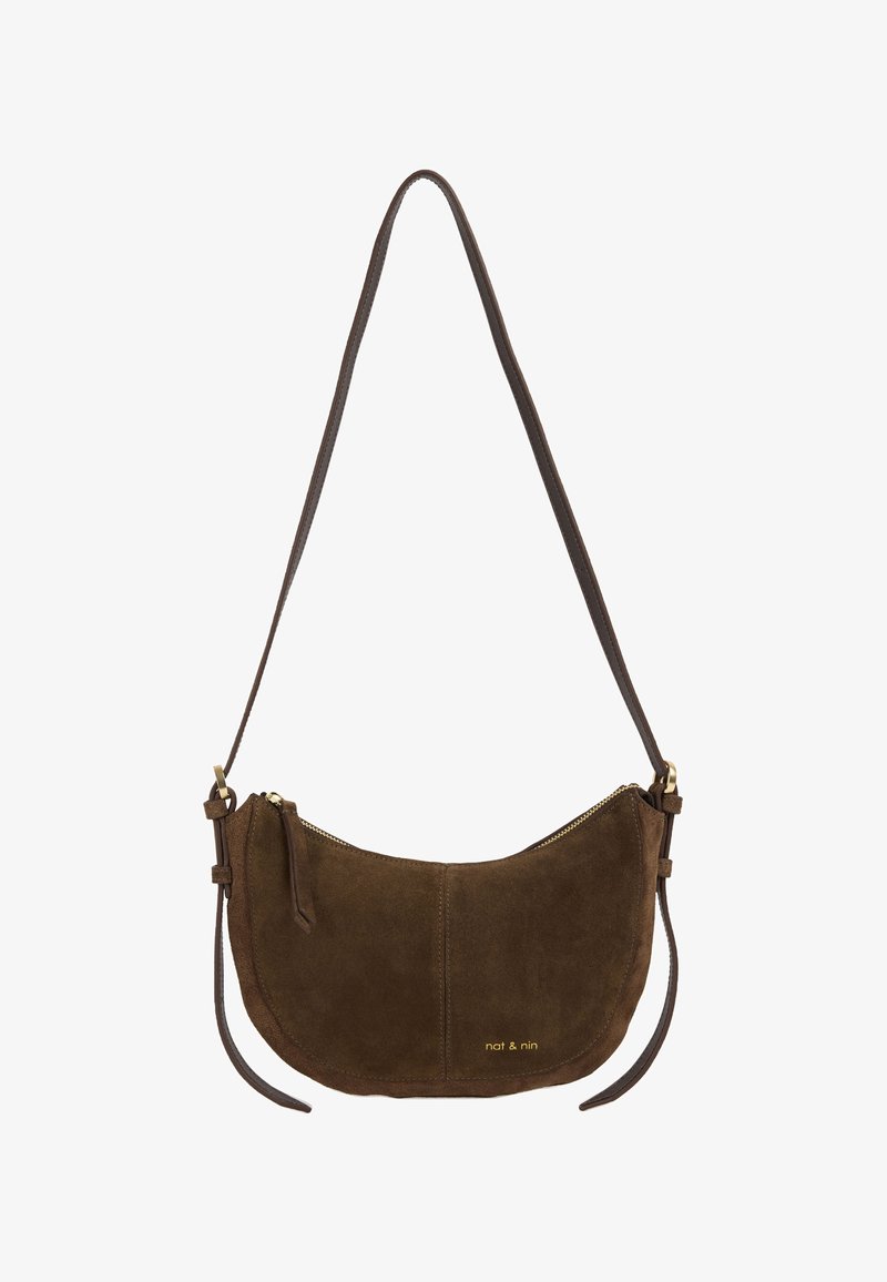 Borsa a tracolla in camoscio marrone con cerniera dorata e logo "nat & nin", dotata di una tracolla lunga e decorazioni a fiocco sui lati.