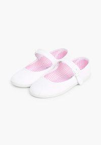 Zapatos Mary Jane de lona blanca con correa y hebilla, con un interior de patrón de cuadros rosa. Suela plana con punta redondeada.