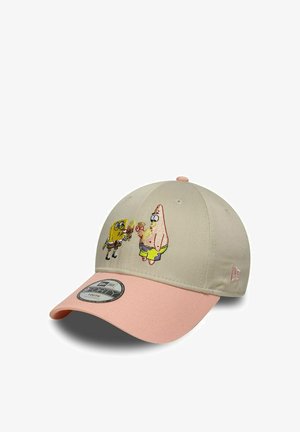 Beige-rosa Cap mit besticktem SpongeBob Schwammkopf und Patrick, die ein leuchtendes Objekt auf dem Vorderpanel teilen.